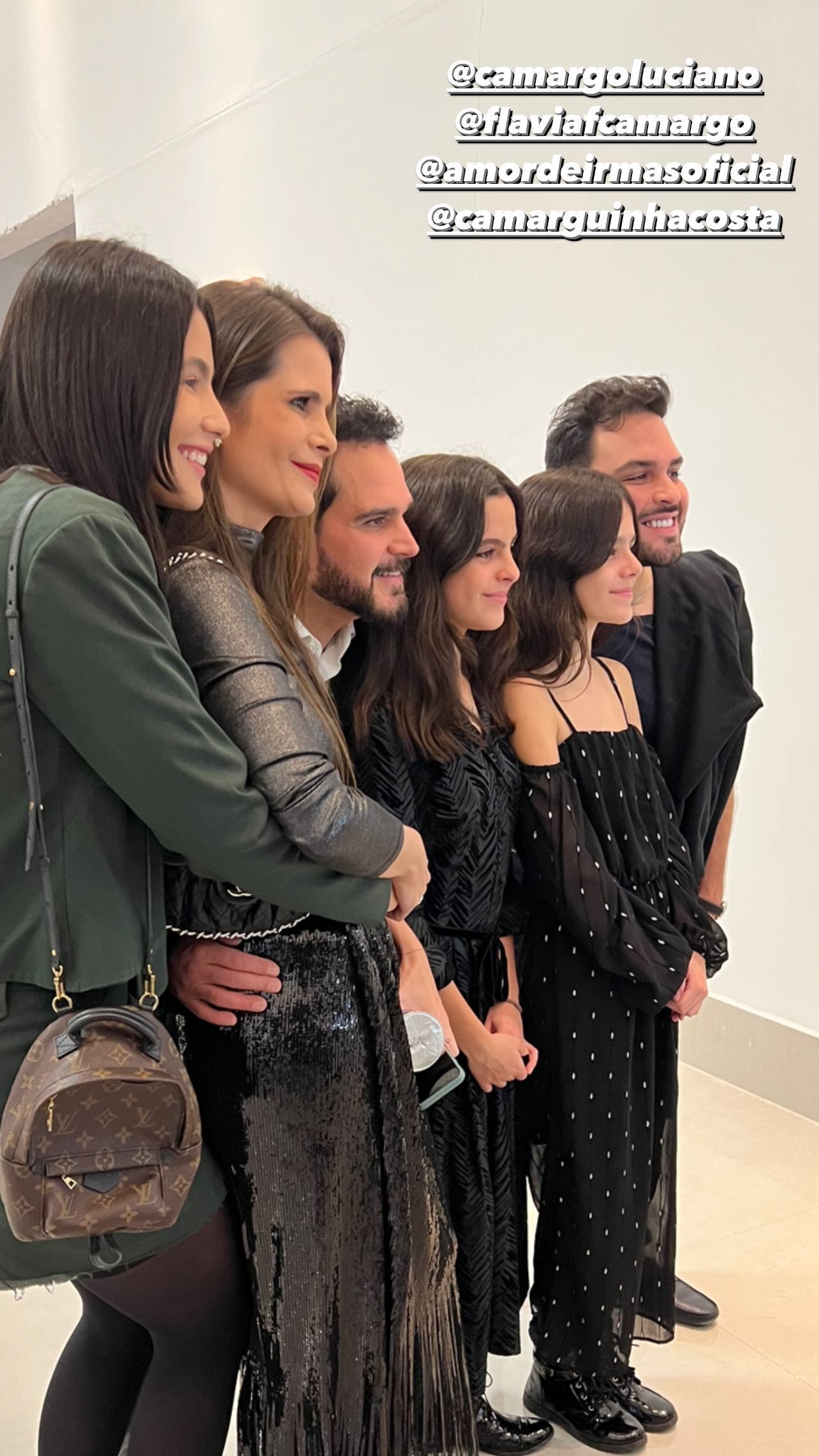 Luciano Camargo com a mulher, Flávia, as filhas, Isabella e Helena, o filho Nathan Camargo e a nora Izabella Camargo (esq) (Foto: Reprodução/Instagram)