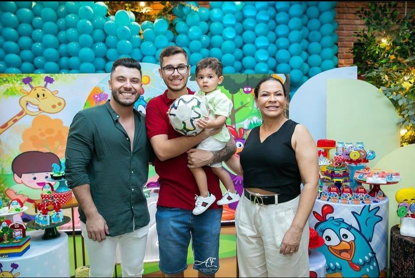 Léo, filho de Marília Mendonça e Murilo Huff, comemora 2 aninhos com o pai, a avó Ruth Moreira e o tio Gustavo (Foto: AURELIA AF KIDS FOTOS)