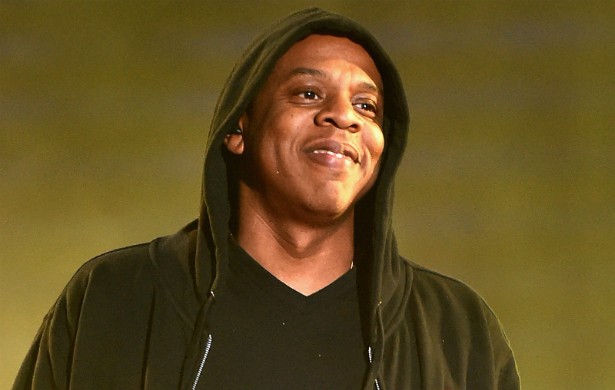 Jay-Z já fez até músicas sobre como ele traficava crack no Brooklyn, em Nova York, quando era bem jovem. Mas o rapper jura que nunca consumiu a droga, e que só a vendeu até "perceber os efeitos na comunidade" trazidos pelo comércio ilegal. Ele diz que faz (Foto: Getty Images)