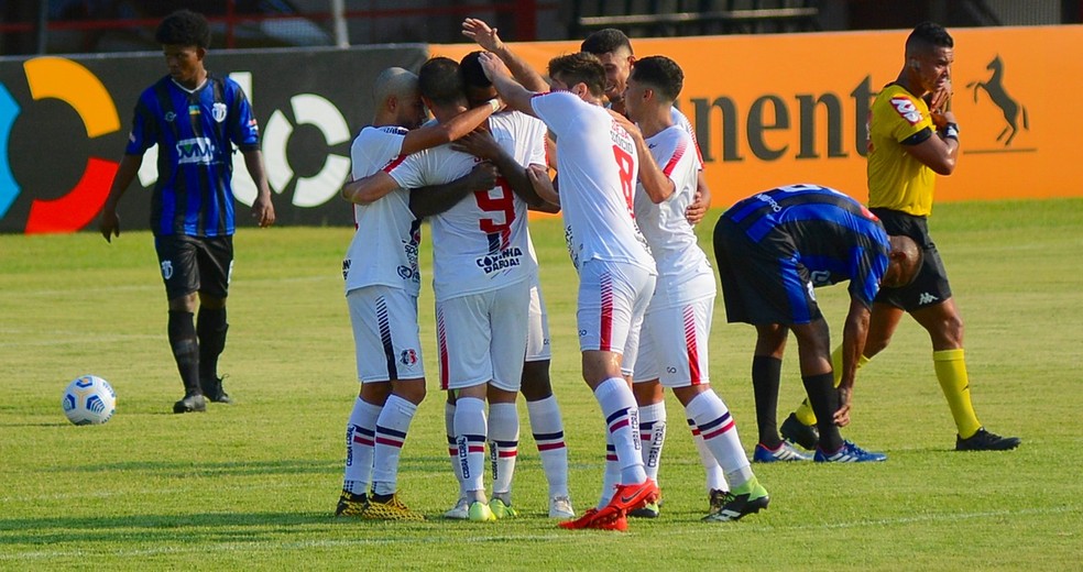 Jogadores do Santa Cruz comemoram gol sobre o Ypiranga-AP — Foto: Marcos Faria