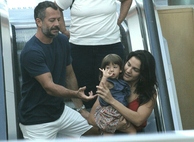 Malvino Salvador e Kyra Gracie, com a filha a caçula deles, Kyara (Foto: Jose Humberto/ AgNews)