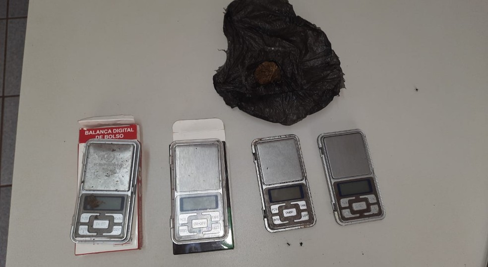 Com os suspeitos, foram apreendidos maconha e balanças de precisão  — Foto: Polícia Civil/Divulgação