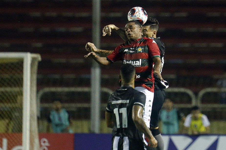 Luis Henrique observa Cuesta disputar a bola com o adversário no jogo entre Botafogo e Portuguesa