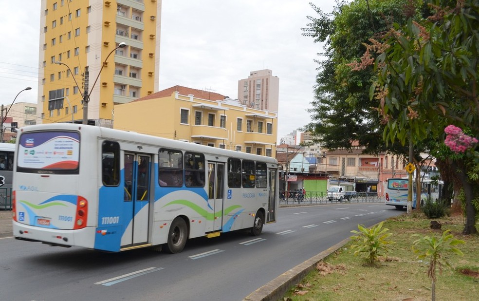 Ônibus da Via Ágil durante operação da empresa na cidade: ex-funcionários cobram verba rescisória — Foto: Carol Giantomaso/G1 