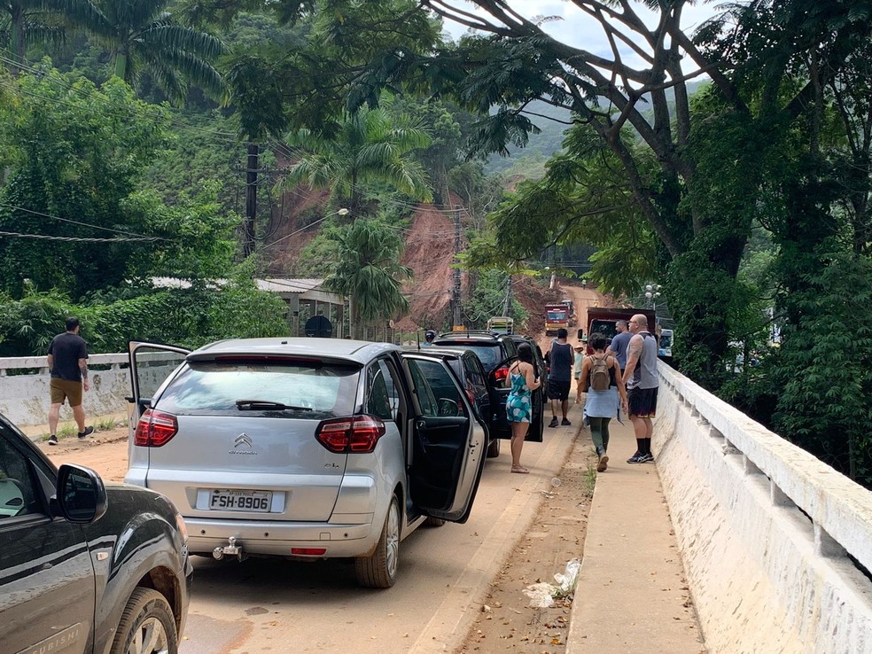 Trânsito intenso na saída de Boiçucanga  — Foto: Mônica Aquino/g1