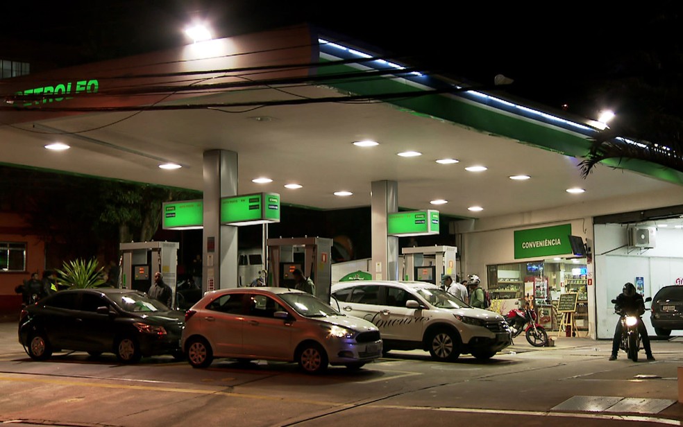 Motoristas fazem fila em posto de combustíveis na Lapa, Zona Oeste de São Paulo (Foto: GloboNews/Reprodução)