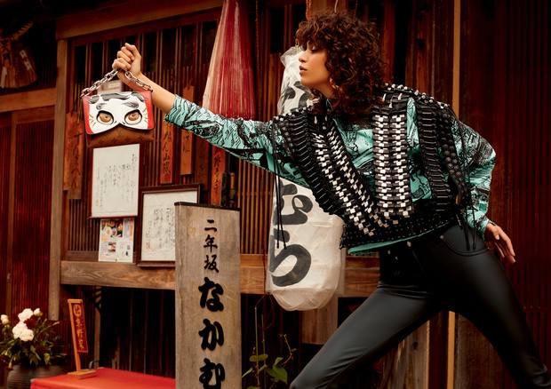 Colete de couro trançado à mão, camisa de seda, calça de couro e bolsa de couro com alça de metal (Foto: Rafael Pavarotti)