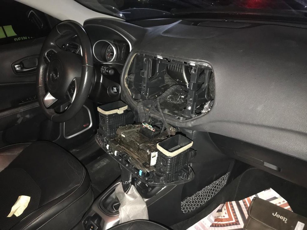 Droga estava escondida em compartimento falso no console do veículo — Foto: Polícia Civil