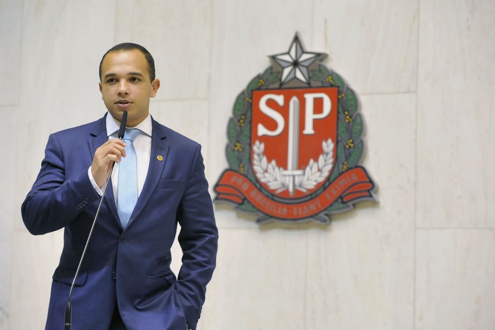 O deputado estadual Douglas Garcia (PSL) em discurso na Assembl&eacute;ia Legislativa de S&atilde;o Paulo (Alesp). &mdash; Foto: Divulga&ccedil;&atilde;o/Alesp