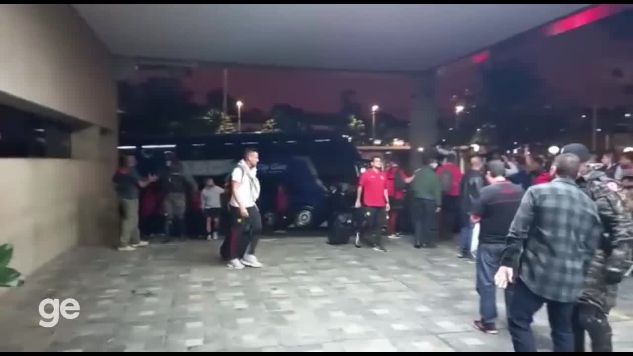 Veja a chegada do Flamengo ao hotel em Belo Horizonte