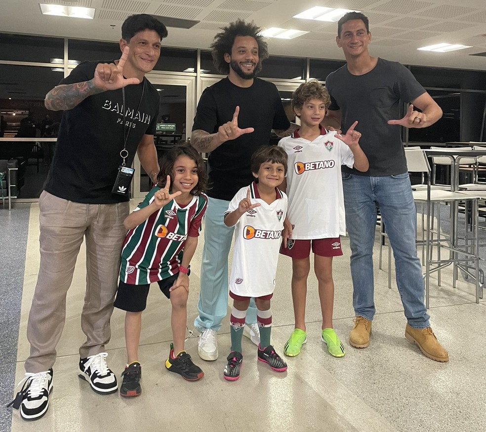 Cano, Marcelo e Ganso fazendo o L no Maracanã — Foto: Reprodução