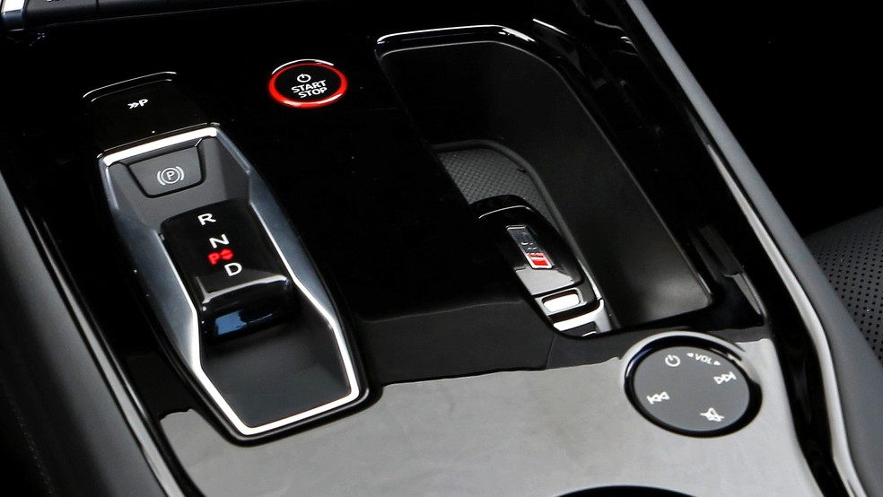 Volume do multimídia é comandado ao girar o dedo sobre o comando circular, igual aos antigos iPods — Foto: Divulgação