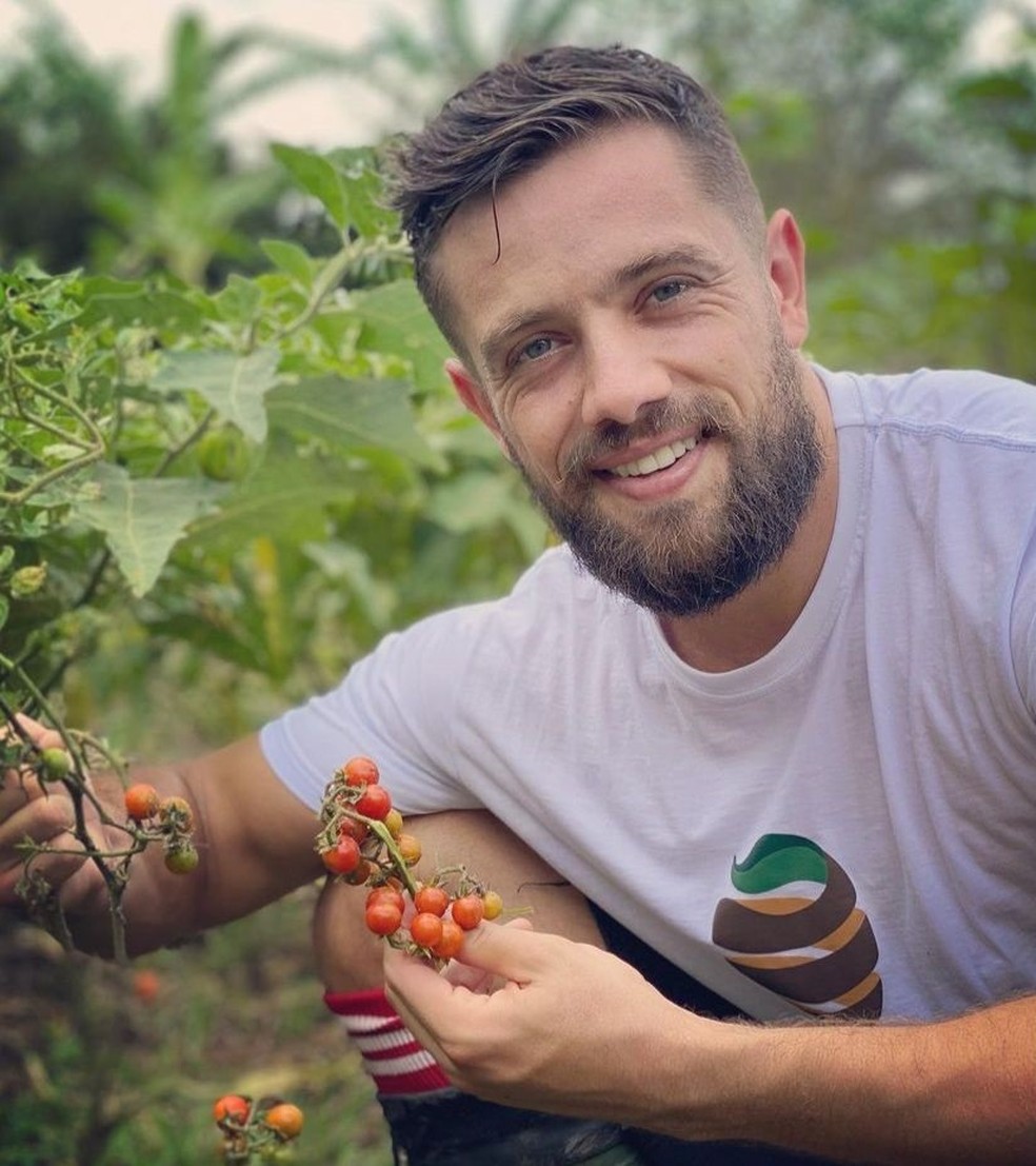 Rafael Cardoso gosta de conferir de perto suas plantações — Foto: Reprodução/ Instagram