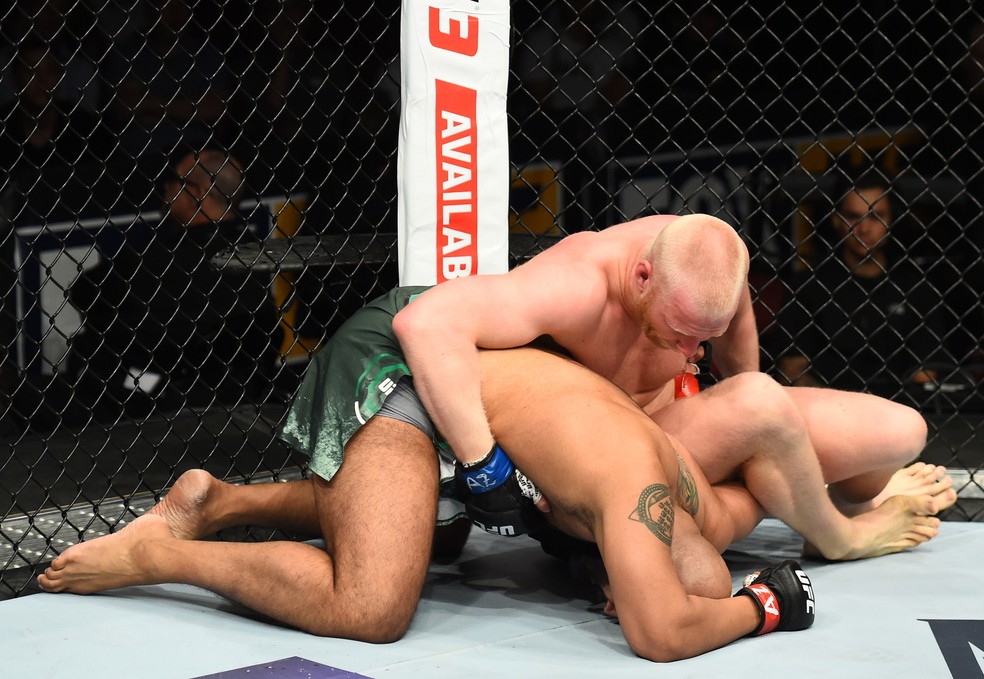 Adam Wieczorek finaliza Arjan Bhullar com um omoplata no UFC Glendale (Foto: Getty Images)