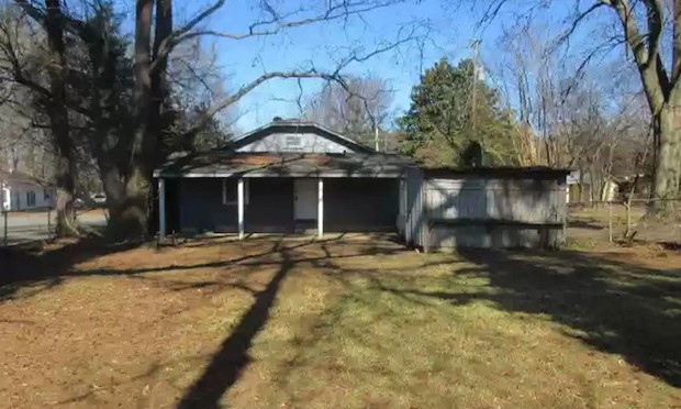 Fundos da casa onde Elvis viveu na infância e que foi desmontada em 2017 para evitar a demolição  (Foto: Rockhurst Auctions / Reprodução)