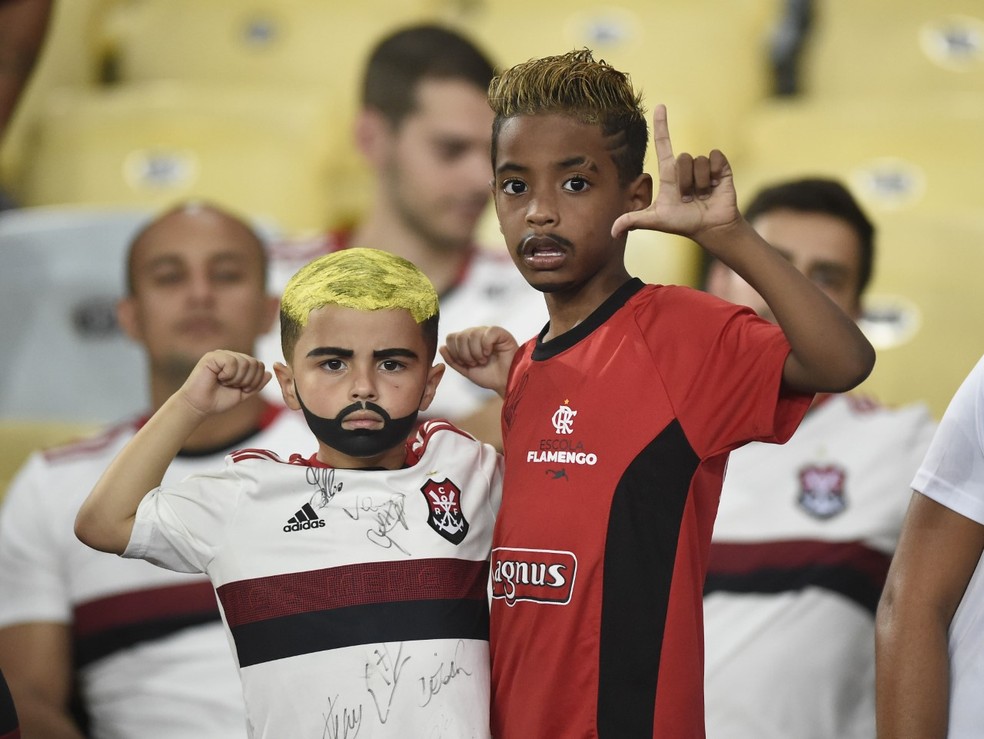Sósias mirins de Gabigol e Bruno Henrique chamam atenção nas arquibancadas. — Foto: André Durão 