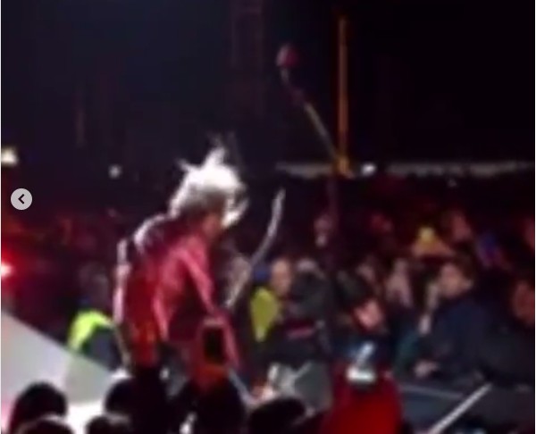 A queda de Kirk Hammett, guitarrista do Metallica, durante um show da banda na Itália (Foto: Instagram)