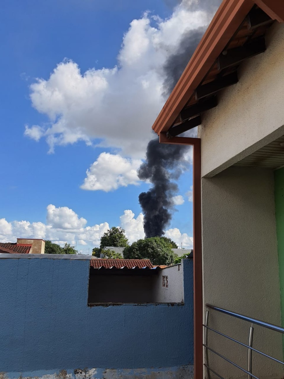 Moradores de bairros próximos registram fumaça do incêndio na capital de RO — Foto: Arquivo pessoal