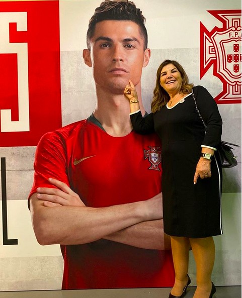 Maria Dolores Aveiro ao lado de foto do filho Cristiano Ronaldo (Foto: Instagram)