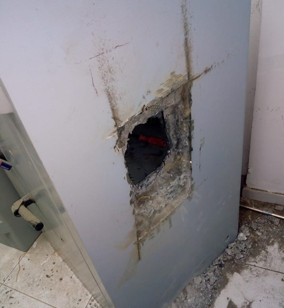 Criminosos fizeram um buraco ao lado do cofre para pegar o dinheiro â Foto: DivulgaÃ§Ã£o/PolÃ­cia Militar do Acre