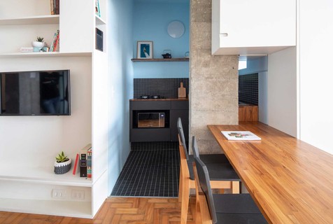 COZINHA | O desenho criativo do escritório Stuchi & Leite para a marcenaria aproveitou o pilar na cozinha, que recebeu mesa e bancada