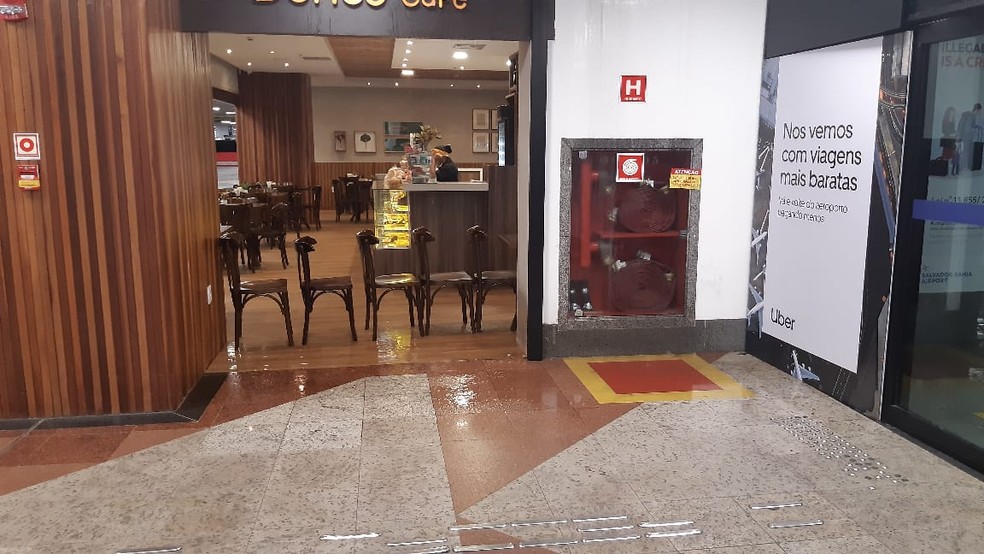 Aeroporto de Salvador tem pontos de alagamentos durante chuva.  — Foto: Adriana Oliveira / TV Bahia