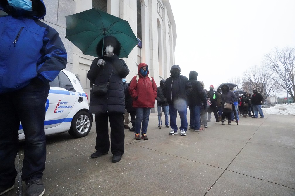 Americanos fazem fila em frente ao Yankee Stadium, em Nova York, para receber vacina contra a Covid-19 em 5 de fevereiro de 2021 — Foto: Carlo Allegri/Reuters