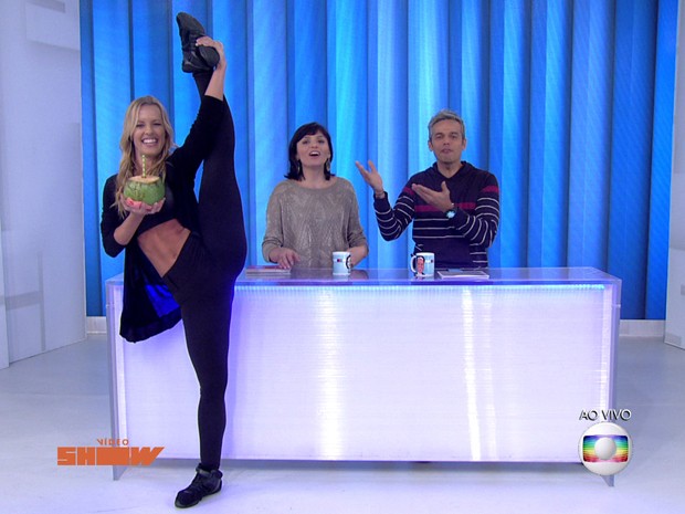 A bailarina Juliana Valcecia mostrou sua elasticidade (Foto: Vídeo Show / Gshow)