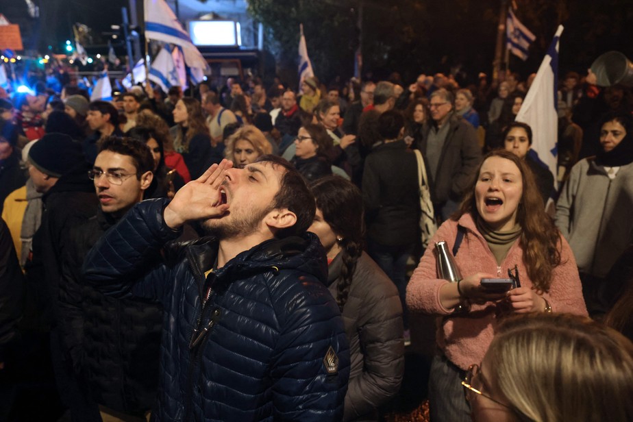 Manifestantes se concentram em frente à casa do premier Benjamin Netanyahu, em protesto contra os planos para uma reforma judicial