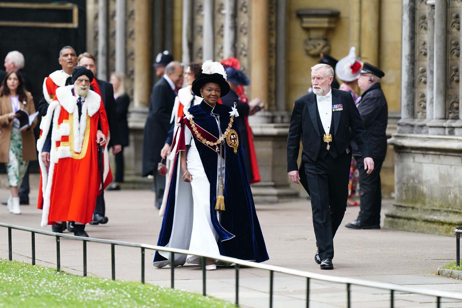 Convidados chegam à Abadia de Westminster, antes das coroações do rei Charles III e da rainha Camilla — Foto: Jane Barlow / POOL / AFP