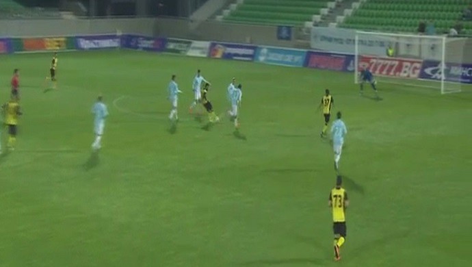 Felipe Brisola bate de fora da área e marca o gol do empate do Botev Plovdiv (Foto: Reprodução/Diema Sport (BUL))