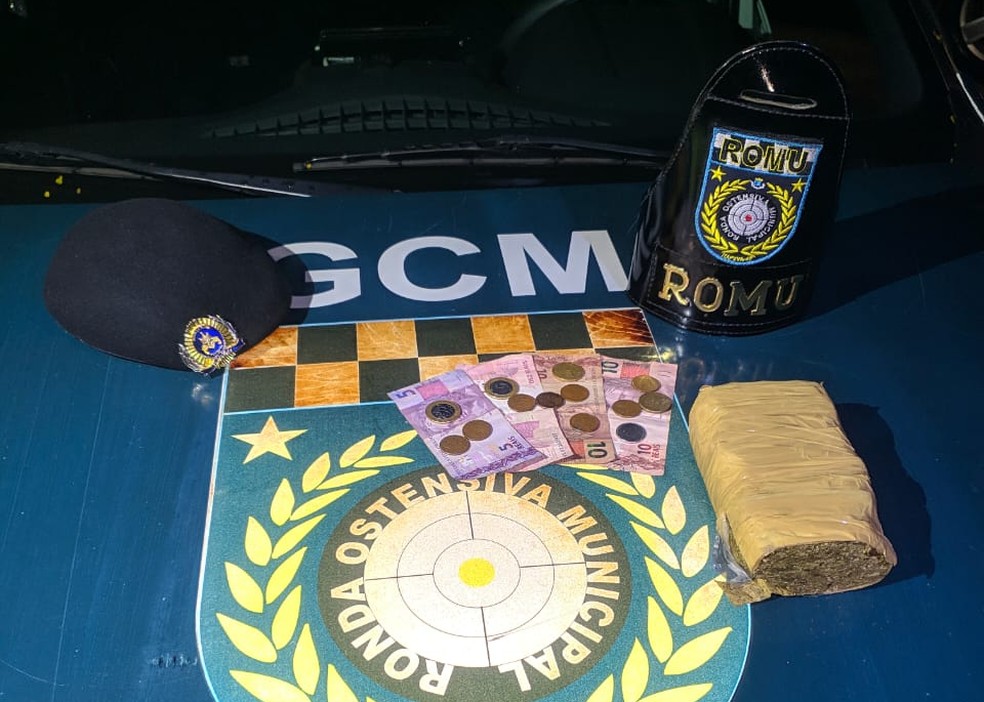 Homem é preso com tijolo de maconha em Itapeva (SP) — Foto: GCM/Divulgação