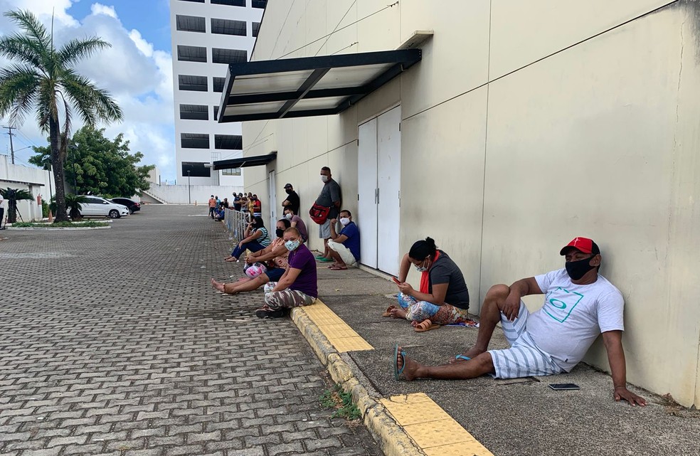 Fila formada no Cemure com pacientes à espera de atendimento para gripe — Foto: Anna Alyne Cunha/Inter TV Cabugi
