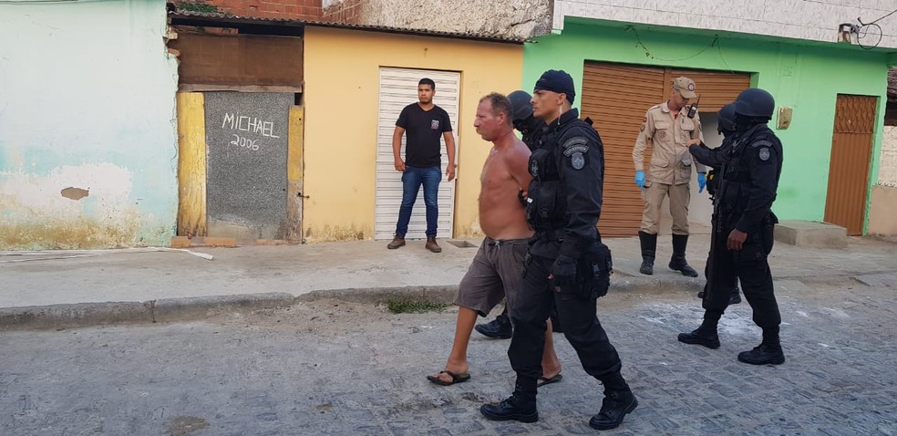 Homem foi detido pelos policiais, que negociavam liberta��o das crian�as por quase 20 horas, em Queimadas, na Para�ba � Foto: Capit�o Soares/PMPB