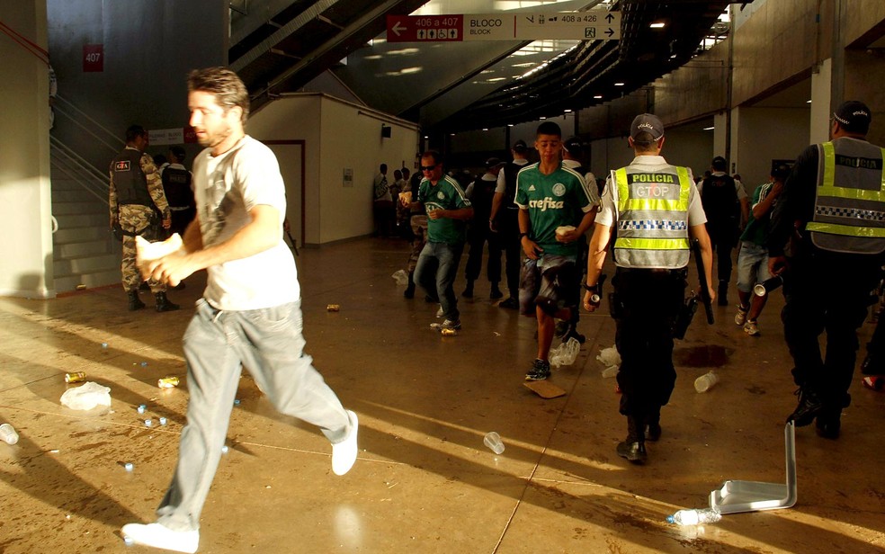 Área interna do anel superior do Mané Garrincha, em Brasília, com PMs e torcedores, após confronto no intervalo de jogo entre Flamengo e Palmeiras — Foto: Polícia Militar/Divulgação
