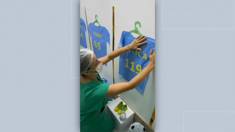 Profissional de saúde cola decoração para a Copa em hospitaç — Foto: Reprodução/TV Gazeta