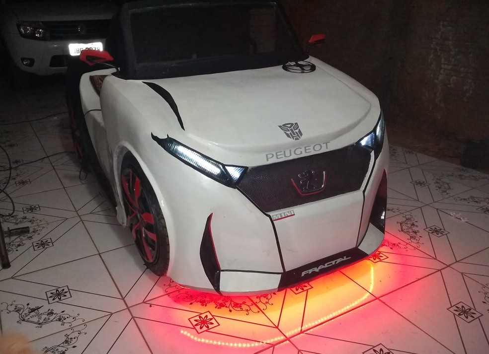 Jocinei Oliveira personalizou o carro com luz de LED — Foto: Jocinei Oliveira/Arquivo pessoal