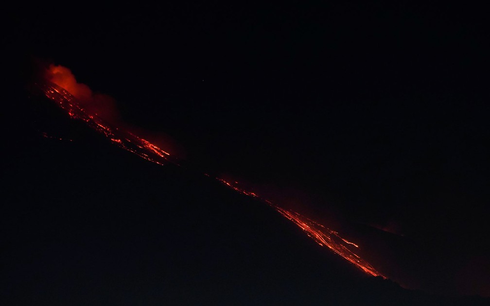 Vulcão Etna, na ilha da Sicília, na Itália, durante erupção na terça-feira (16) — Foto: Reuters/Antonio Parrinello 
