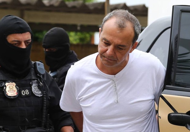 O ex-governador Sérgio Cabral faz exame de corpo delito no IML, em Curitba, após ser preso na Lava Jato (Foto: Geraldo Bubniak/O Globo/Arquivo )