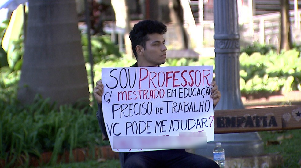 Na Feira do Livro de Ribeirão Preto, Victor Oliveira faz apelo por trabalho — Foto: Chico Escolano/EPTV
