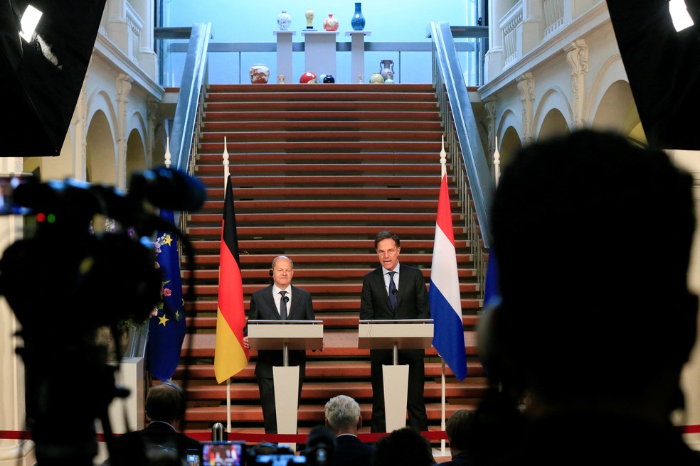 O primeiro-ministro alemão, Olaf Scholz, em visita a Haia, na Holanda, ao lado do líder do país, Mark Rutte — Foto: Reuters