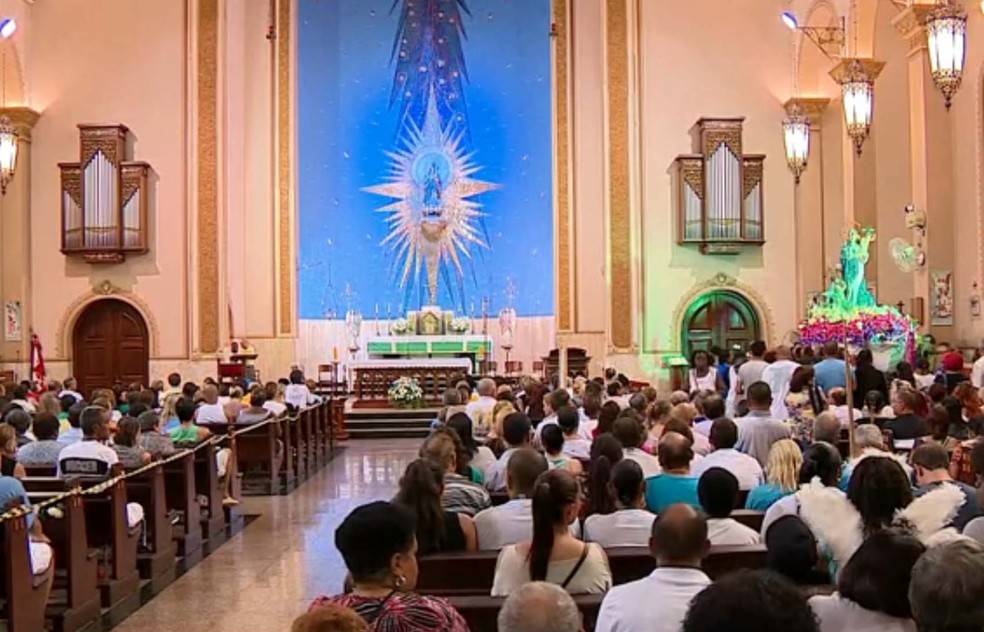 Missa celebrada durante a noite de quinta-feira (1) em Porto Alegre (Foto: Reprodução/RBS TV)