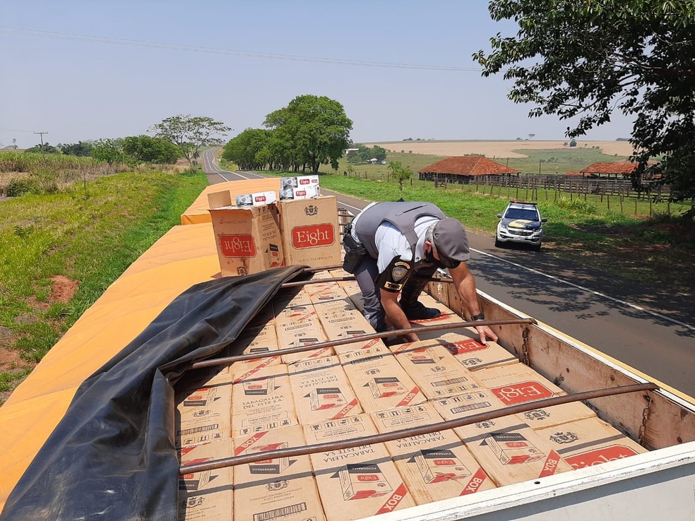 Cigarros contrabandeados foram apreendidos em Estrela do Norte — Foto: Polícia Militar Rodoviária