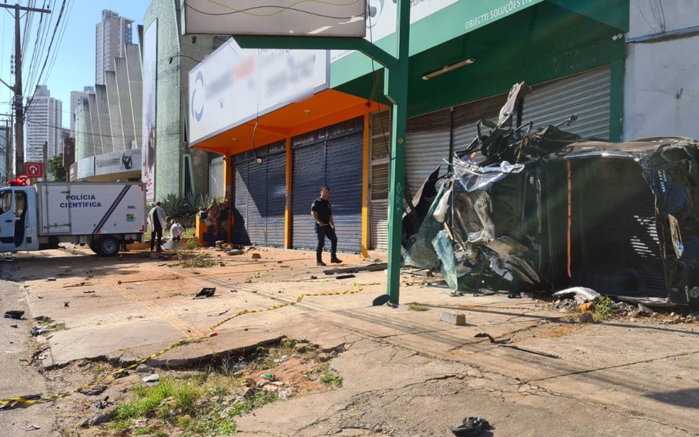 Corpo de adolescente foi arremessado de caminhonete que capotou durante racha em Goiânia — Foto: Renata Costa/TV Anhanguera
