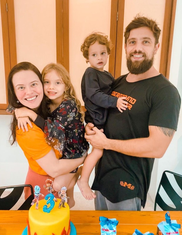 Mariana Bridi e Rafael Cardoso com os filhos Aurora e Valentim (Foto: Reprodução/Instagram)