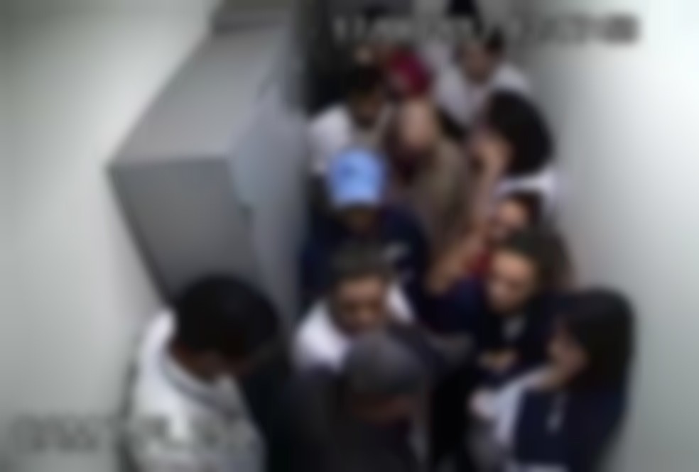 Funcionários e clientes ficaram trancados no estoque da loja durante assalto ao Magazine Luiza em Barrinha, SP (Foto: Reprodução)