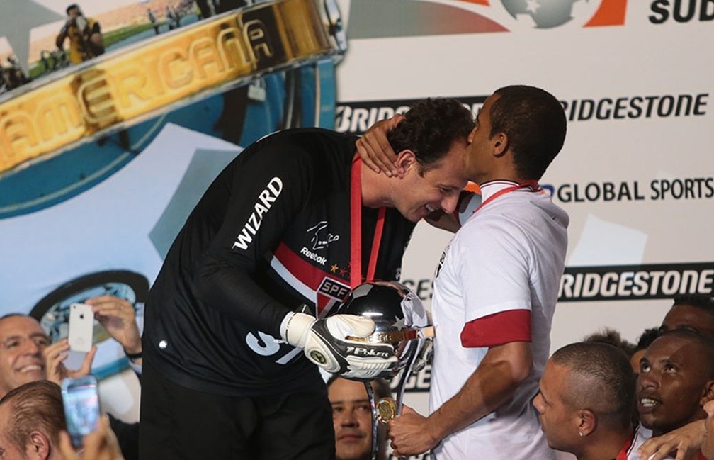 Rogério Ceni e Lucas levantam a taça da Copa Sul-Americana de 2012: último título do São Paulo — Foto: Rubens Chiri / www.saopaulofc.net