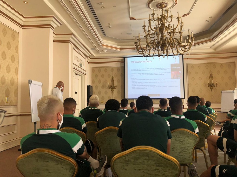 Fotos, reuniões, protocolos e treino: Palmeiras tem primeira manhã agitada em Doha