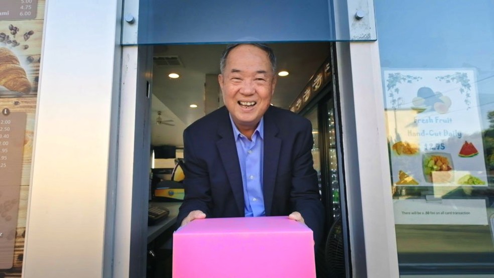 Ted com a icônica caixa de donuts rosa que ele popularizou — Foto: GREENWICH ENTERTAINMENT por BBC