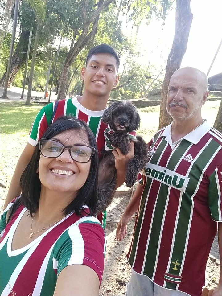Pretinha e a sua família de tutores, todos torcedores do Fluminense (Foto: Arquivo Pessoal/ Abraão Barroso)